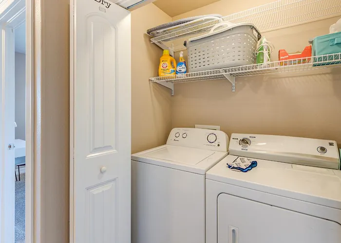 Сasa de vacaciones Inviting Townhome ~ 4 Mi To Downtown *