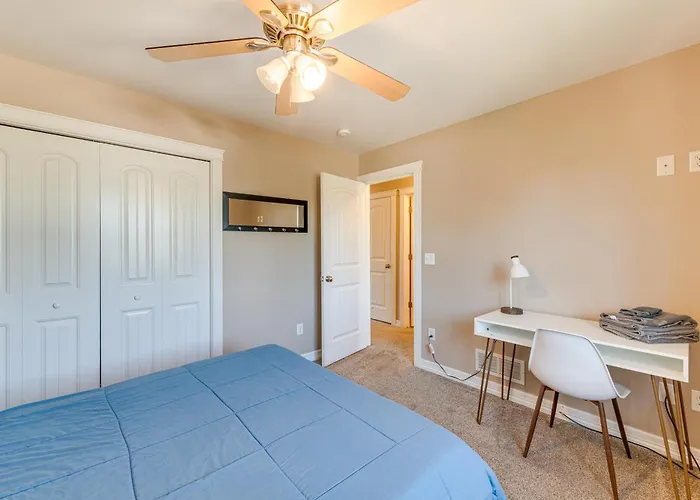Сasa de vacaciones Inviting Townhome ~ 4 Mi To Downtown *