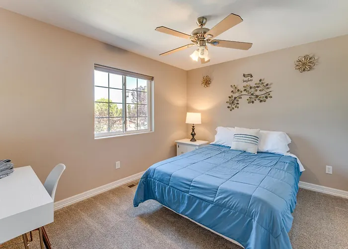 Inviting Townhome ~ 4 Mi To Downtown *