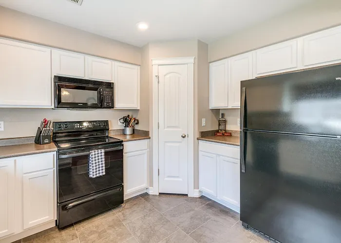 Inviting Townhome ~ 4 Mi To Downtown