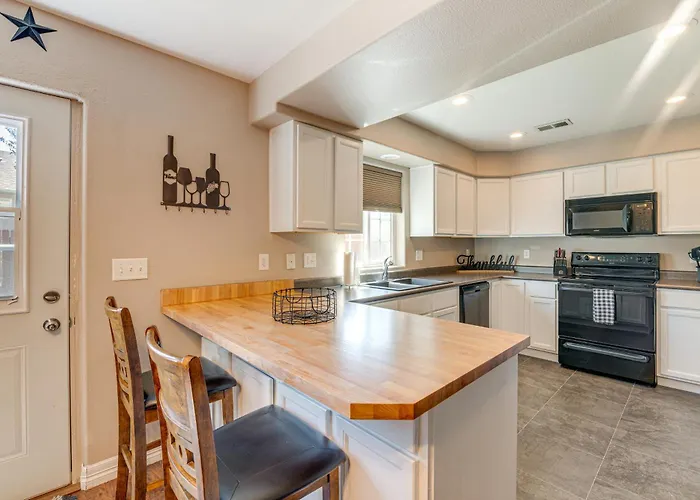 Inviting Townhome ~ 4 Mi To Downtown Сasa de vacaciones *