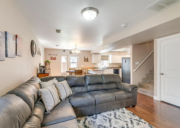 Inviting Townhome ~ 4 Mi To Downtown