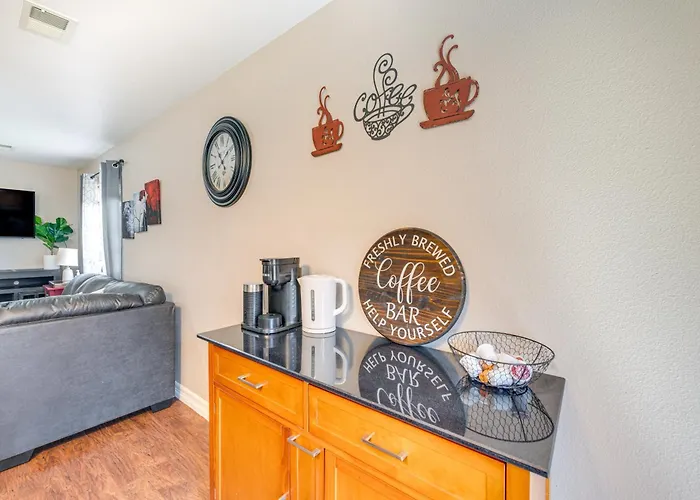 Inviting Townhome ~ 4 Mi To Downtown Сasa de vacaciones