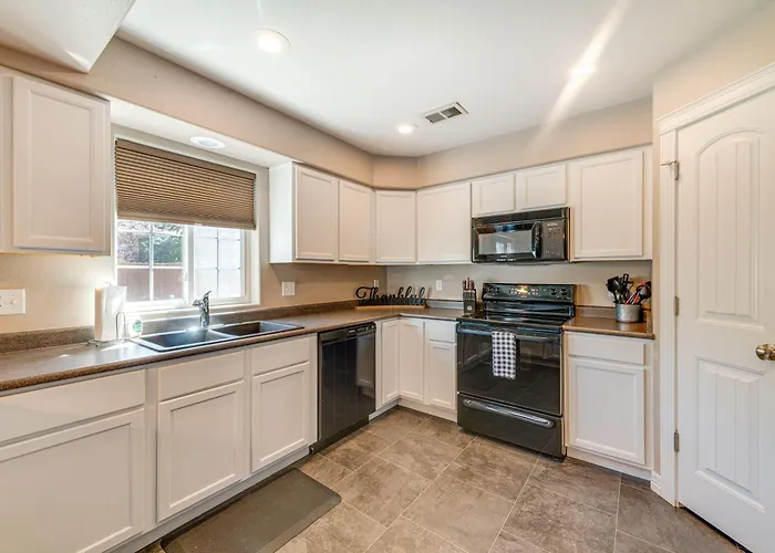 Сasa de vacaciones Inviting Townhome ~ 4 Mi To Downtown
