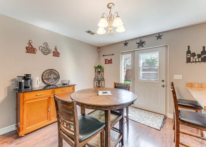 Сasa de vacaciones Inviting Townhome ~ 4 Mi To Downtown *